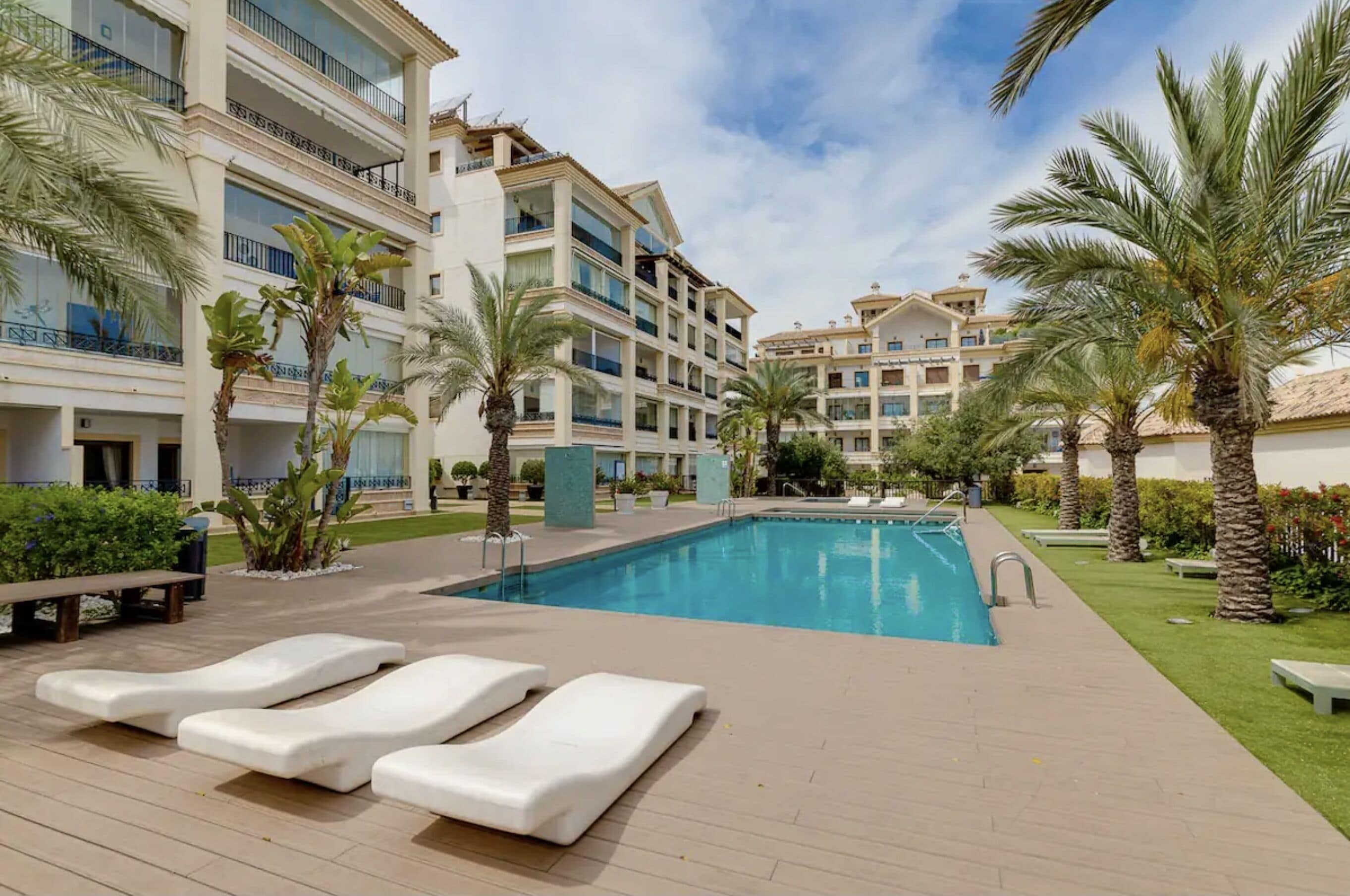 Een binnenzwembad, een buitenzwembad