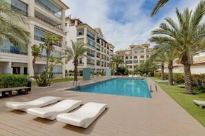 Una piscina cubierta, una piscina al aire libre