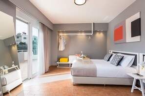 6 عدّة غرف نوم وأغطية فراش متميزة وخزنة داخل الغرفة