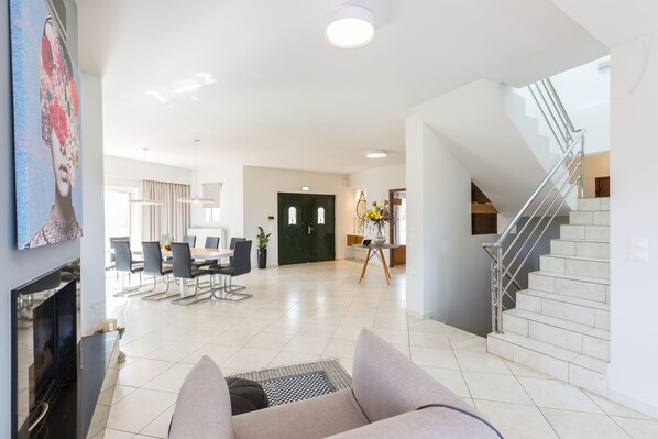 Flat-screen TV, fireplace, books, video library - Villa Aelia (Chania)