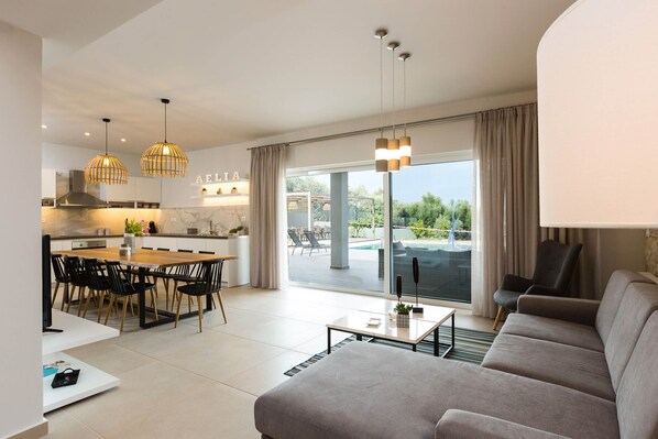 Villa superior, 6 habitaciones, piscina privada | Zona de estar | Una televisión de pantalla plana, una chimenea, libros, una videoteca