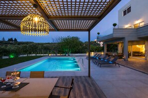Outdoor pool, pool umbrellas, sun loungers - Villa Aelia (Chania)