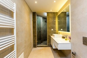 Superior-Villa, 6 Schlafzimmer, eigener Pool | Badezimmer | Duschwanne, Haartrockner, Handtücher, Toilettenpapier