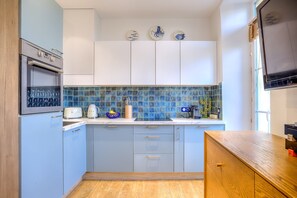 Réfrigérateur, four à micro-ondes, un four, surface de cuisson