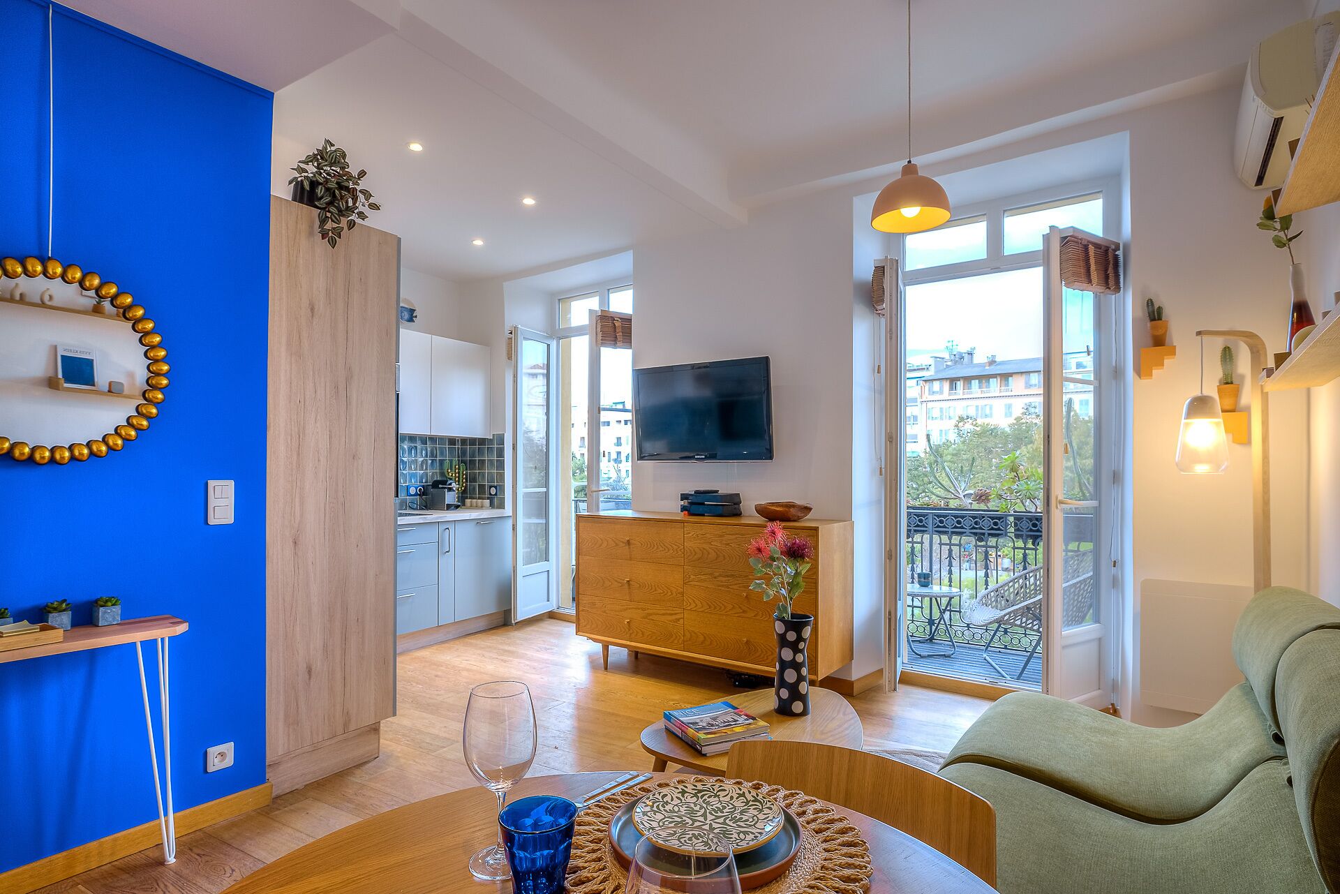 TV, bøker og stereoanlegg