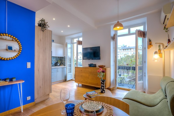 TV, books, stereo - Contemporary 1-bedroom apartment with balcony, air conditioning, 50m from beach (Nice)