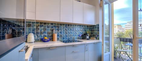 Frigorífico, microondas, horno y placa de cocina