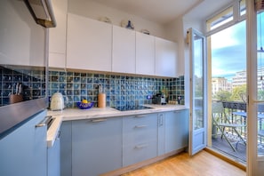 Fridge, microwave, oven, stovetop - Contemporary 1-bedroom apartment with balcony, air conditioning, 50m from beach (Nice)