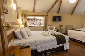 Premium bedding, down duvets, Tempur-Pedic beds, desk - Sol Miranda Hotel (Ollantaytambo)