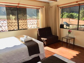 Ropa de cama de alta calidad, edredón, camas Tempur-Pedic y escritorio 