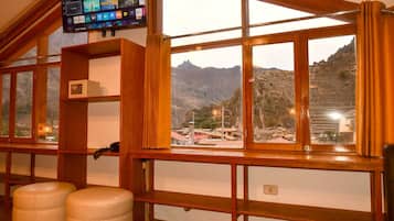 Suite – exclusive, massasjebadekar, fjellutsikt | Sengetøy av topp kvalitet, dundyner, Tempur-Pedic-senger og skrivebord