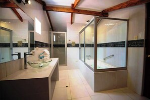 Superior Double or Twin Room, Valley View (City view) | Bathroom | Shower, rainfall showerhead, free toiletries, hair dryer - Sol Miranda Hotel (Ollantaytambo)