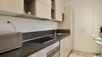 Geladeira, micro-ondas, fogão, cooktop