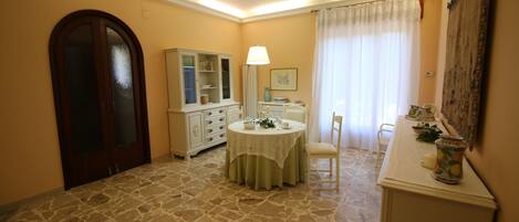 3 chambres, fer et planche à repasser, Wi-Fi, draps fournis