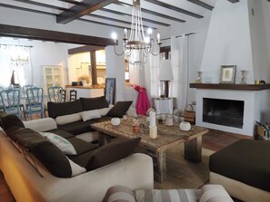 Una televisión, una chimenea