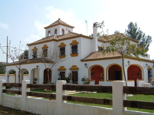 Chalet Cortijo ideal for families or groups with a pool 15 minutes from Seville