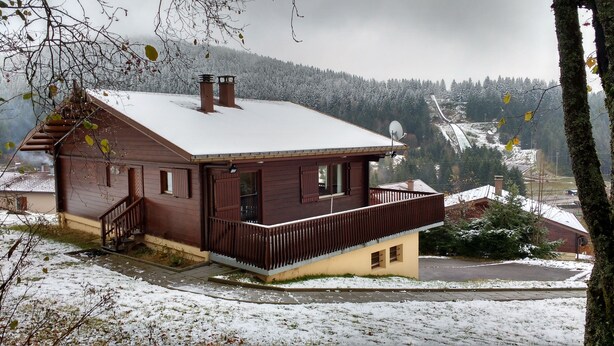 A wooden house with a balcony, surrounded by snow-covered landscape and trees. - Danish Chalet in Gérardmer (Gérardmer)
