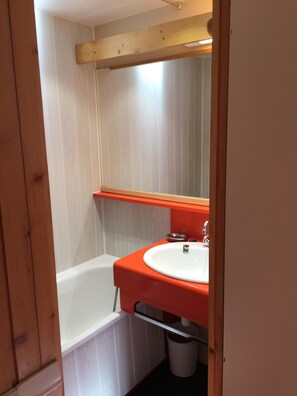 Baignoire, sèche-cheveux