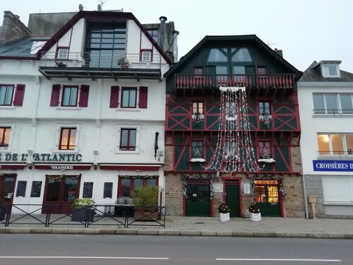 Die Felsen von Cabellou 150m vom Meer entfernt