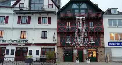 Die Felsen von Cabellou 150m vom Meer entfernt