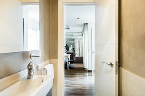 Shower, hair dryer, bidet, towels