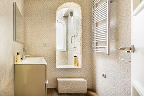 Dusche, Haartrockner, Bidet, Handtücher