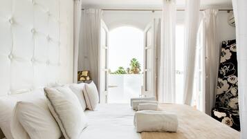 5 chambres, coffres-forts dans les chambres, bureau