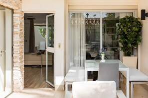 Outdoor dining - Boutique Townhouse with Hot Tub in Puerto Banus (Marbella)