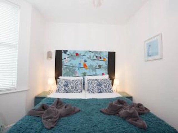 5 bedrooms, iron/ironing board, WiFi, bed sheets