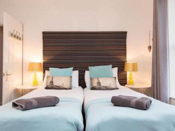 5 bedrooms, iron/ironing board, WiFi, bed sheets - Luxury 5 bed house near to City Centre and Beaches. Sleeps 12, outside courtyard (Brighton)