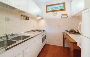 Refrigerador, parrilla de estufa y utensilios de cocina 