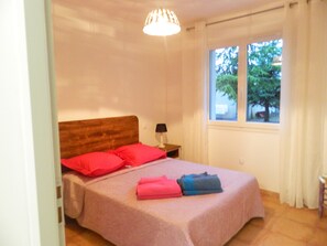 3 quartos, ferros/tábuas de passar roupa, berço de viagem