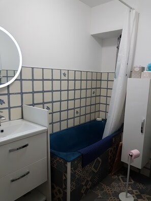 Suihkun ja ammeen yhdistelmä, hiustenkuivaaja, vessapaperi