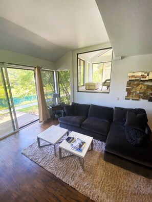 Smart TV, caminetto, lettore DVD, impianto stereo