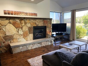 Smart TV, caminetto, lettore DVD, impianto stereo