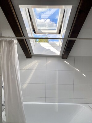 Combined shower/bathtub, hair dryer, towels, soap - Schlossblick - Cozy attic apartment near bavarian dream castle Neuschwanstein (Hohenschwangau)