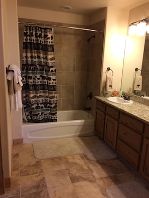 Combined shower/bathtub, towels