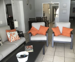 TV connectée, lecteur de DVD, livres