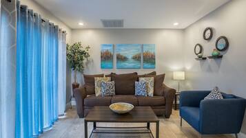 Een smart-tv, een open haard, een stereo en een computerscherm