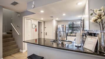 Een koelkast, een magnetron, een oven, een kookplaat