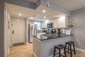 Kylskåp, mikrovågsugn, ugn och spishäll