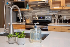 Réfrigérateur, four à micro-ondes, un four, surface de cuisson