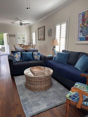 Smart TV, reproductor de DVD, libros y videoteca 