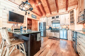 Køleskab, mikrobølgeovn, ovn, kogeplade