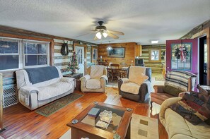 TV, DVD player, books - Original log home in the Smokey Mountains (waynesville)