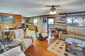 TV, DVD player, books - Original log home in the Smokey Mountains (waynesville)