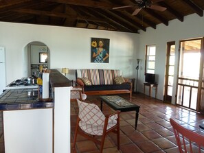 TV connectée, livres, chaîne hi-fi