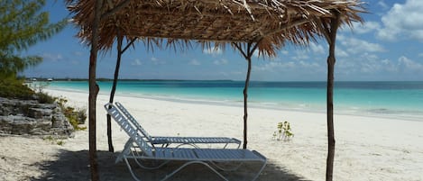 På stranden, solstolar och strandhanddukar