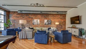 Smart TV, books, stereo