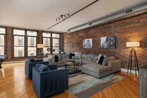 Smart TV, books, stereo - WALK to Honky Tonks from your Private Residence Downtown (Nashville)